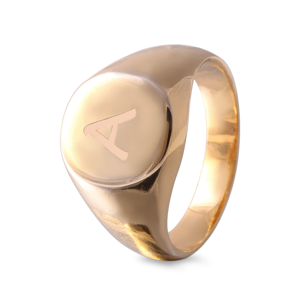 Anillo con grabado personalizado de inicial