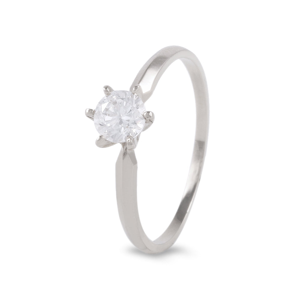 Anillo solitario estilo clásico con circonia
