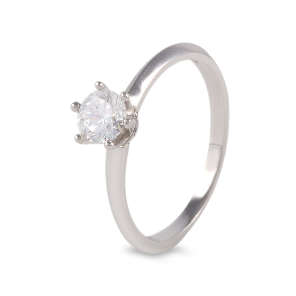 Anillo solitario estilo clásico con circonia