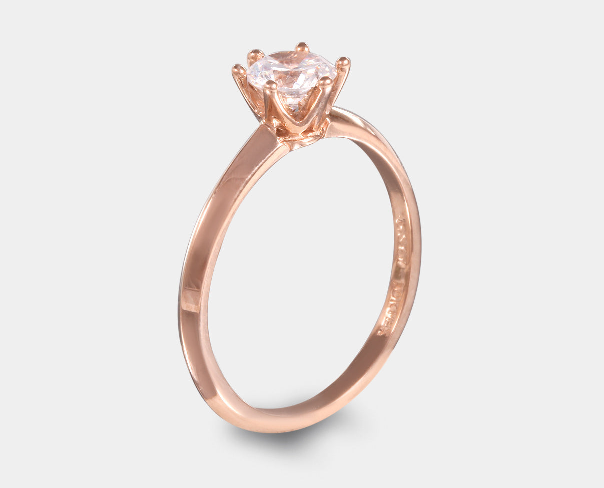 Anillo solitario estilo clásico con circonia