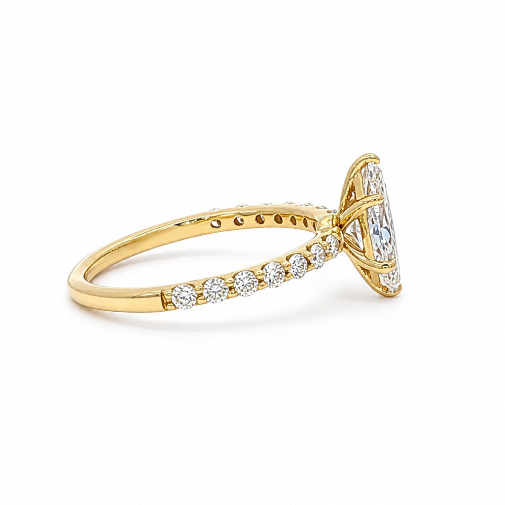 Anillo de compromiso con diamante corte marquise y diamantes laterales