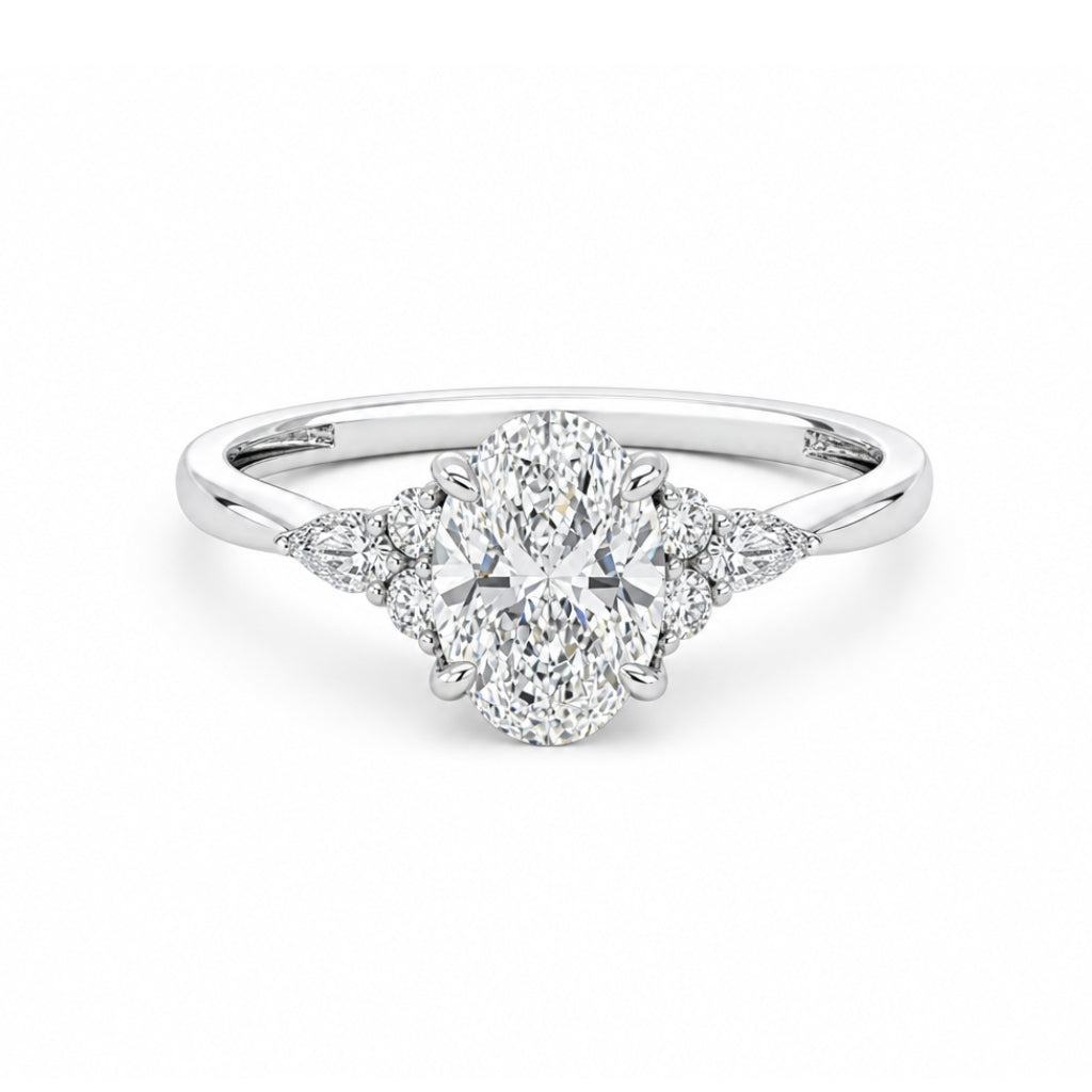 Anillo de compromiso con diamante central lab-grown oval y diamantes laterales