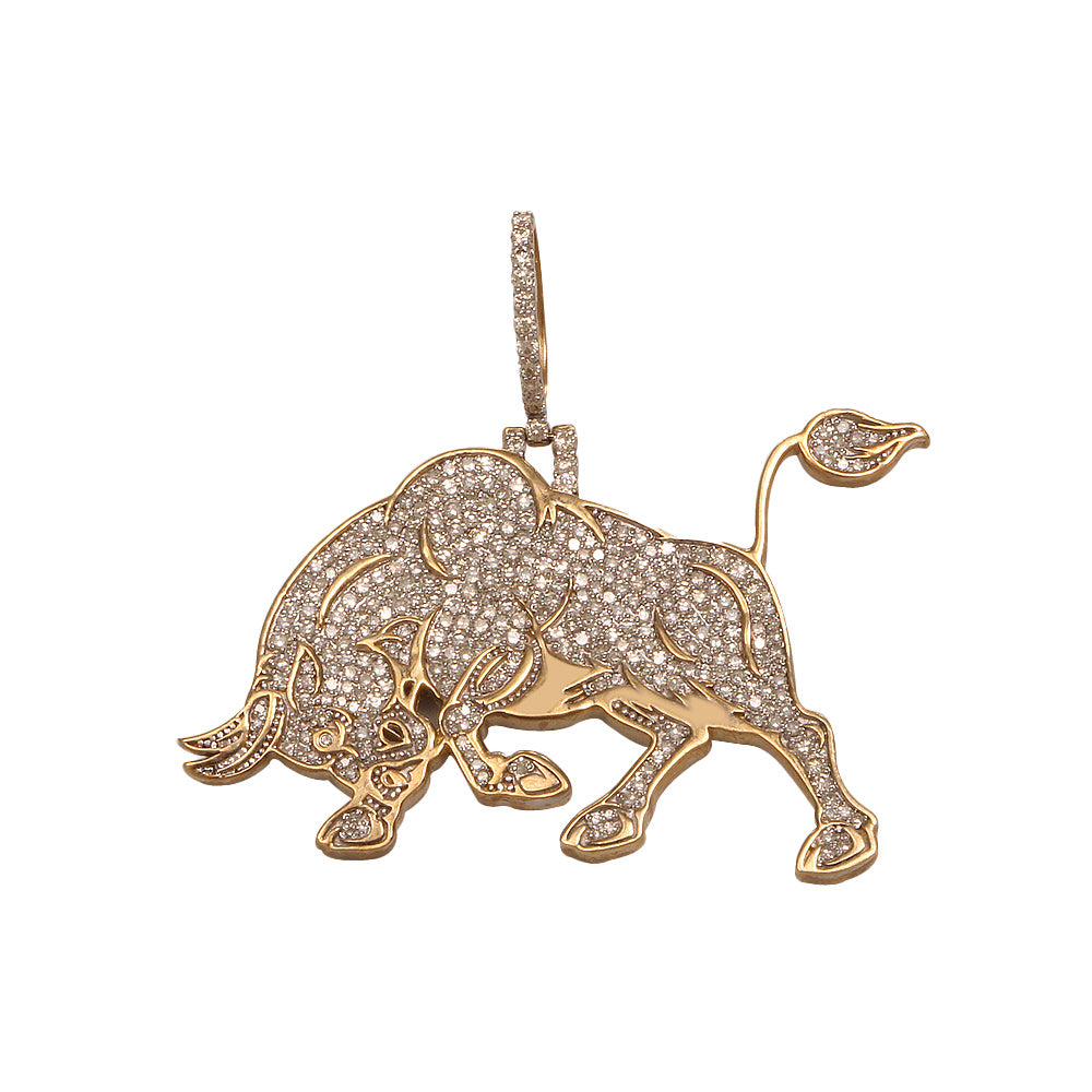 Dije con diseño de toro y con diamantes