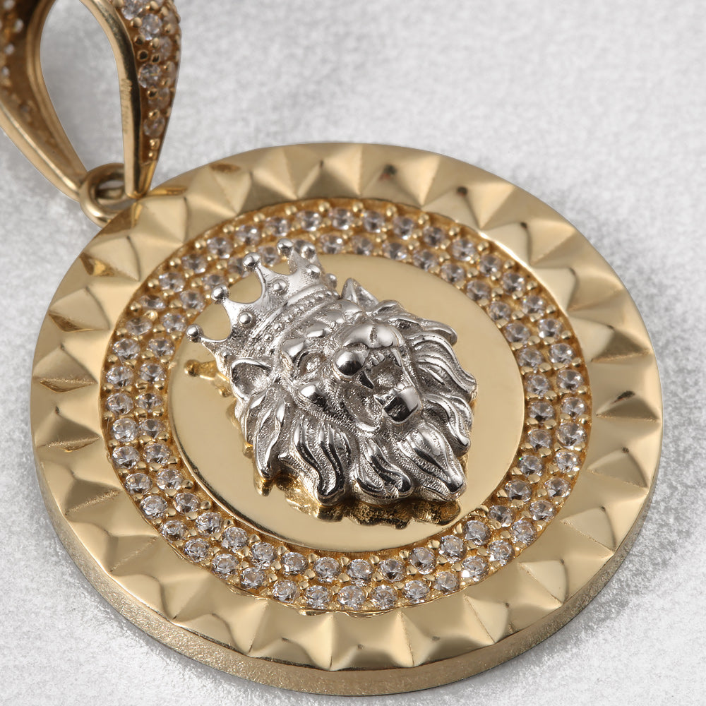 Dije diseño león con corona con circonia