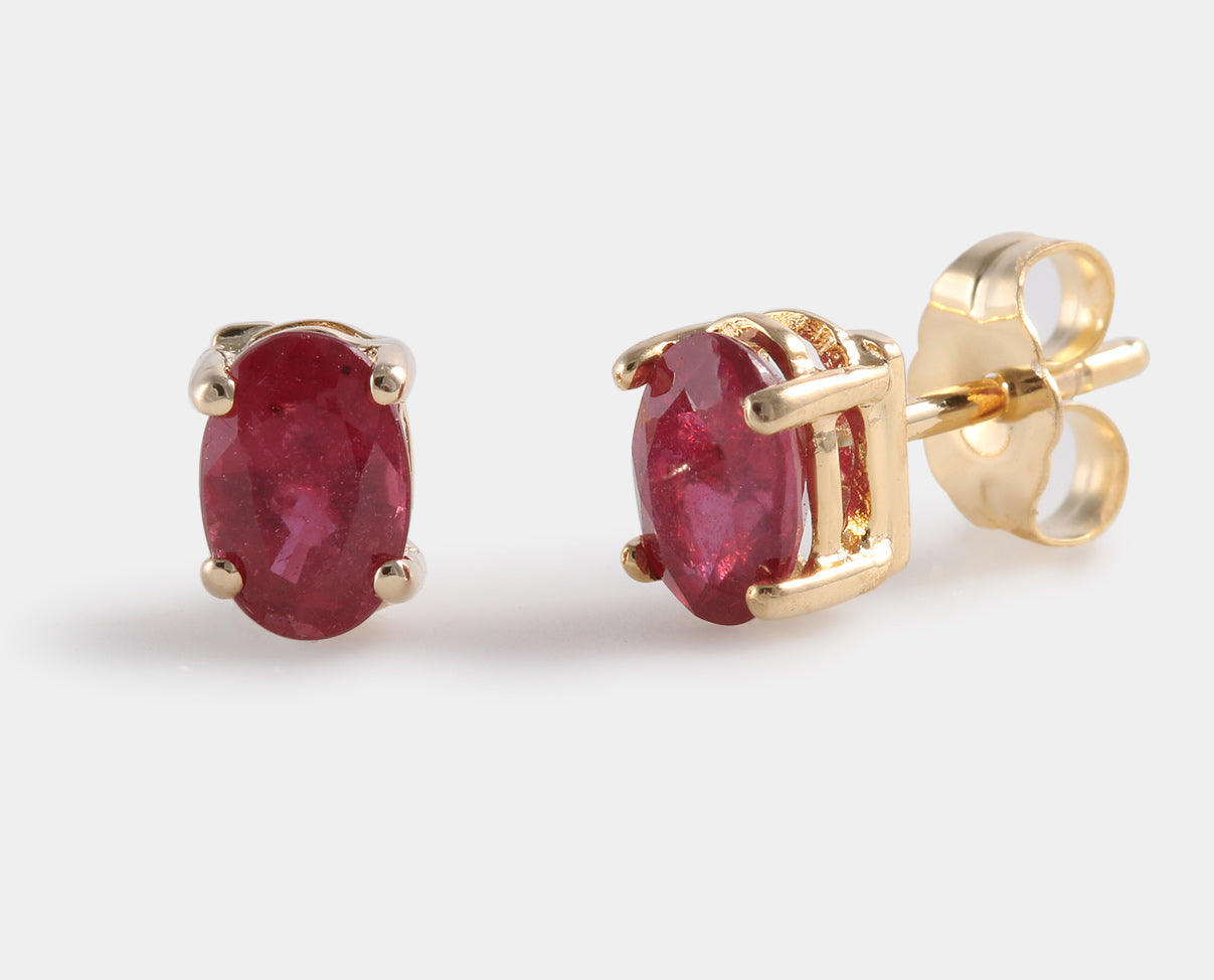 Aretes estilo corto con rubí oval