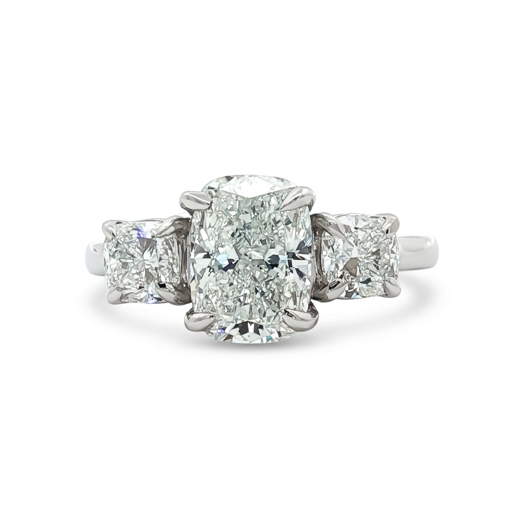 Anillo de compromiso con diamante corte cushion lab-grown y diamantes laterales