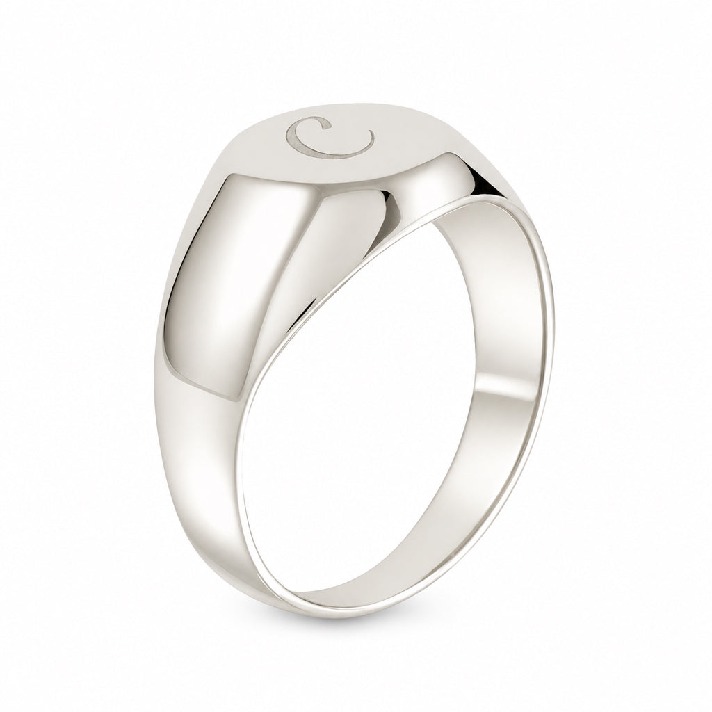 Anillo con grabado personalizado de inicial