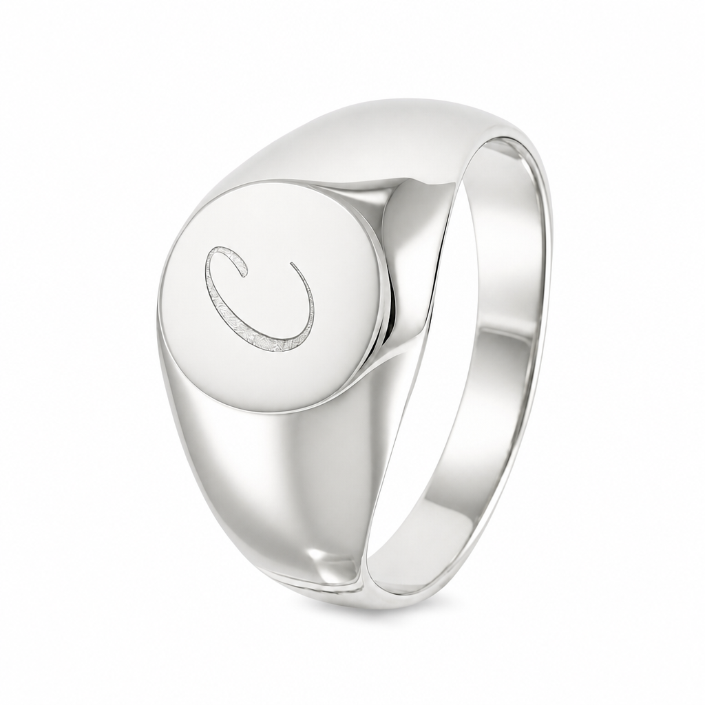 Anillo con grabado personalizado de inicial