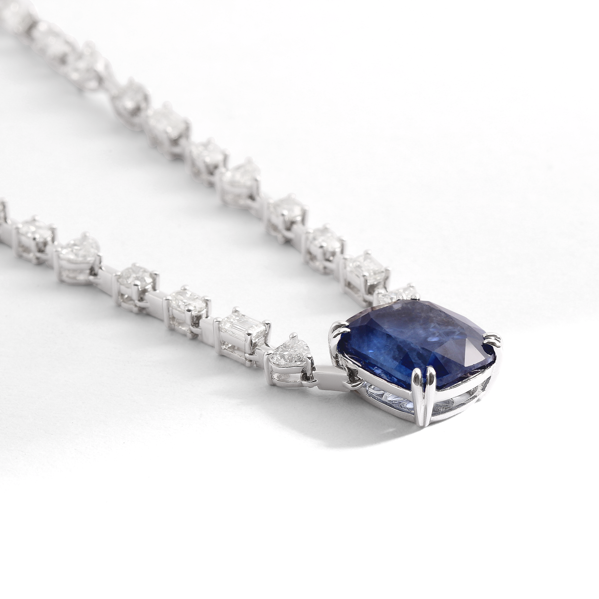 Gargantilla con zafiro y diamantes