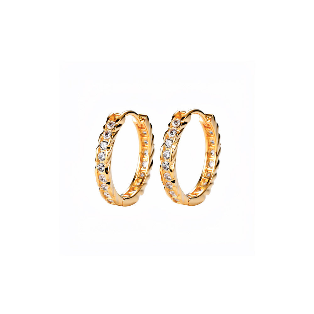 Arracadas tipo huggie oval con circonias y detalle lateral