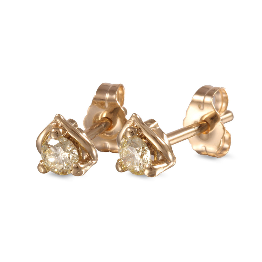 Aretes diseño de gota con diamantes en oro amarillo.