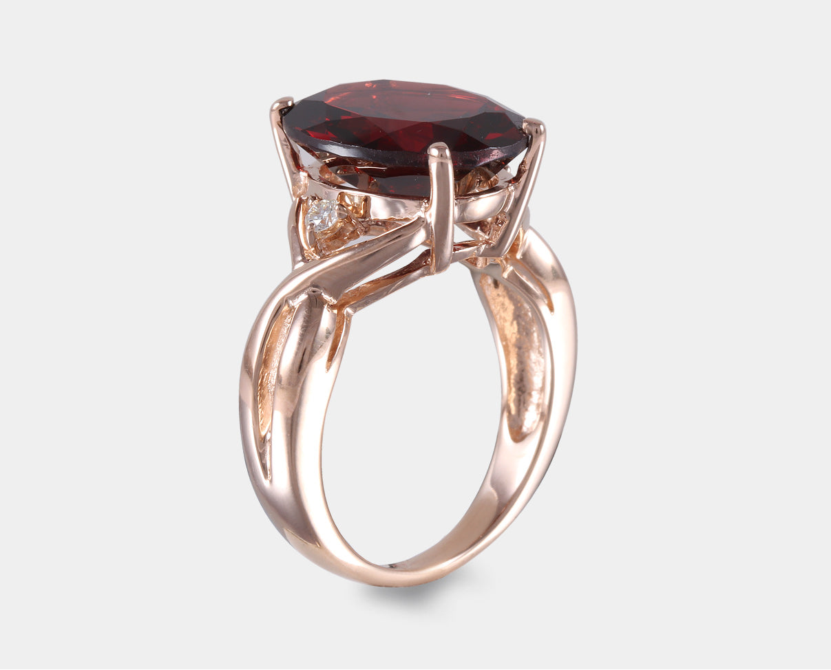 Anillo con granate y diamantes laterales