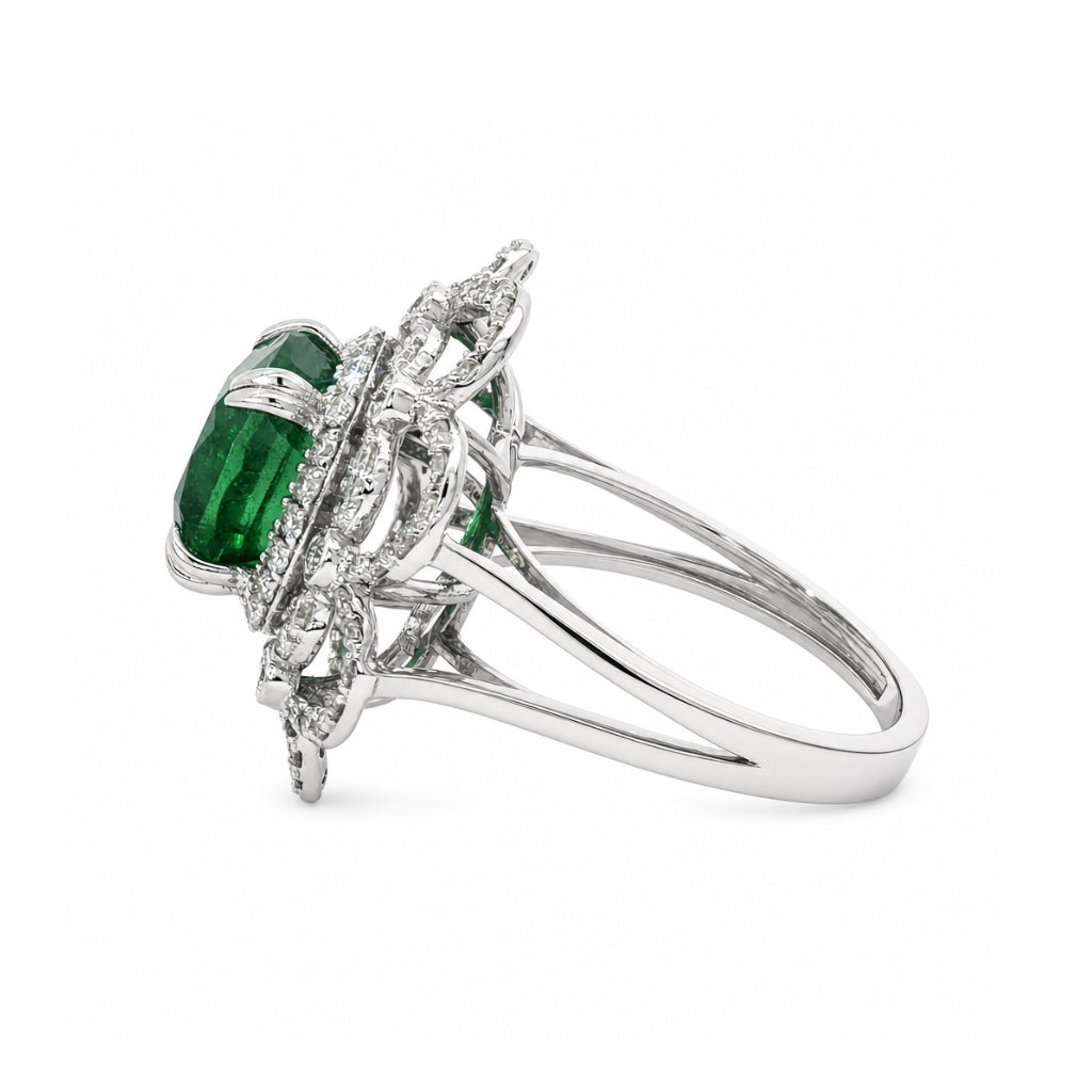 Anillo diseño floral con esmeralda y diamantes