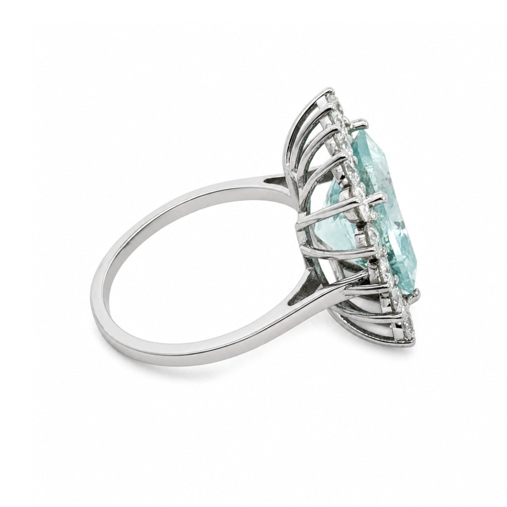 Anillo con aguamarina y halo de diamantes
