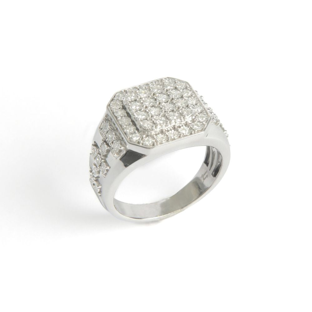 Anillo con diamantes pavé en diseño cuadrado