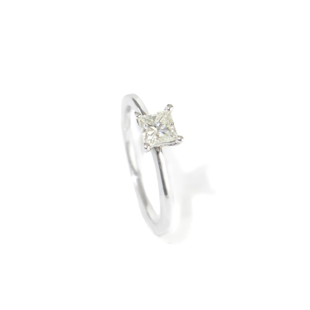 Anillo de compromiso solitario con diamante central 0.60 ct corte princess