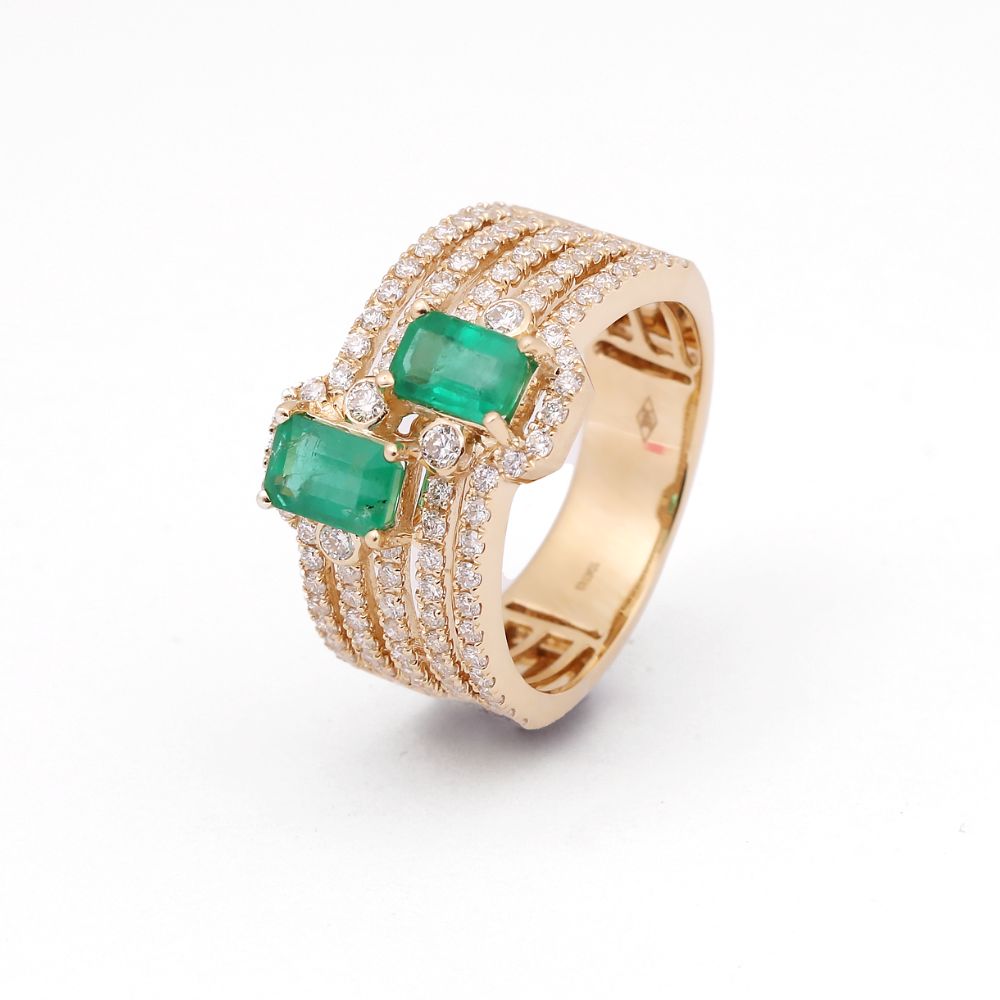 Anillo con esmeraldas y diamantes