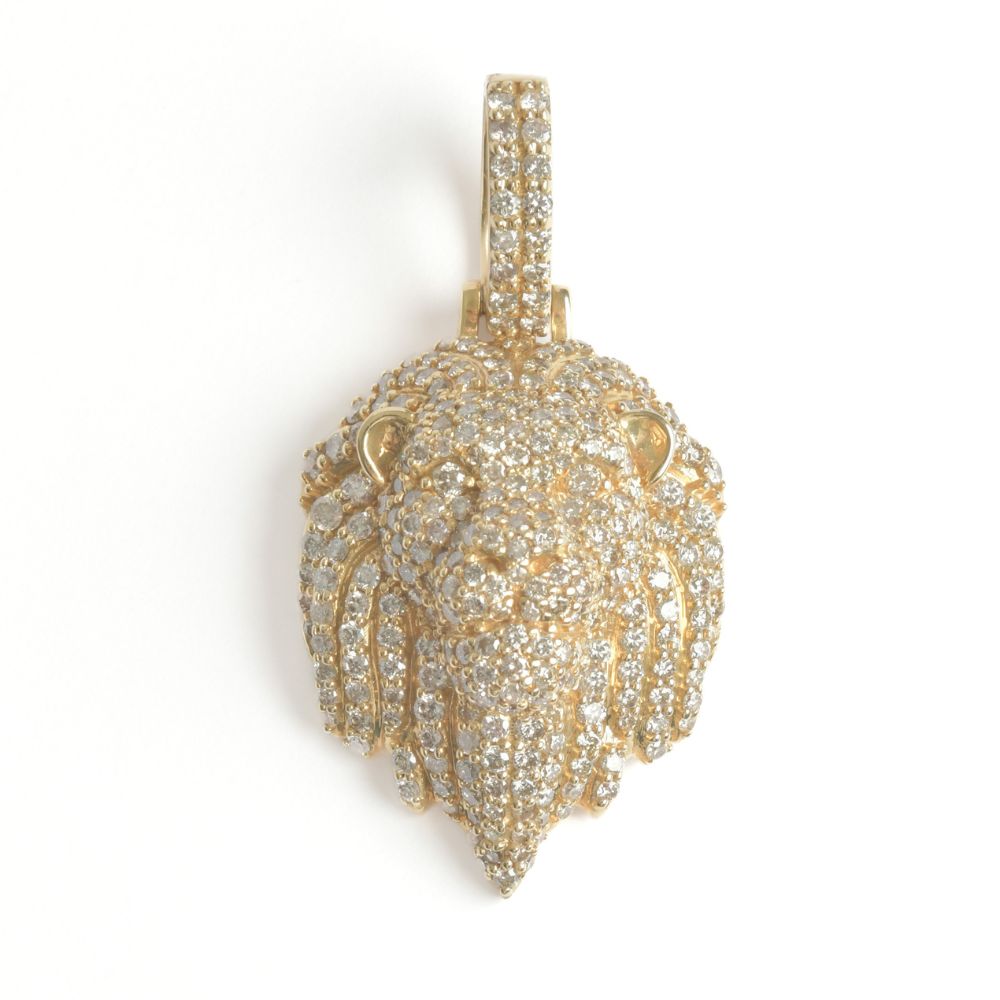 Dije con diseño de león y diamantes