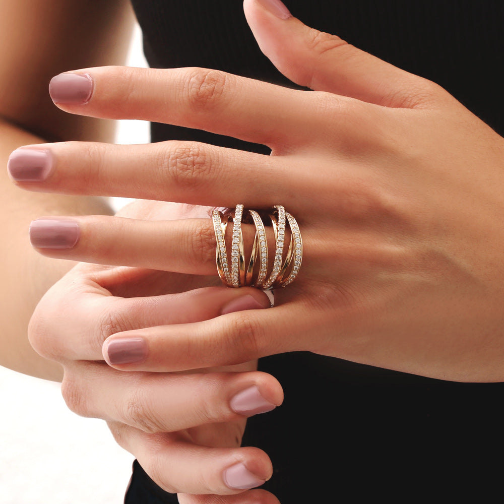 Anillo diseño entrelazado con diamantes