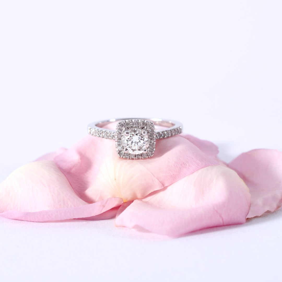 Anillo de compromiso con diamante central 0.70 ct  y diamantes laterales