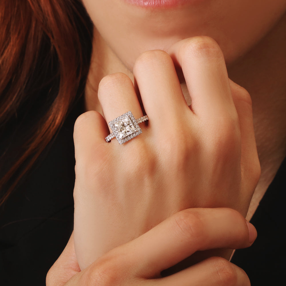 Anillo de compromiso con diamantes laterales lab-grown 1.88 ct