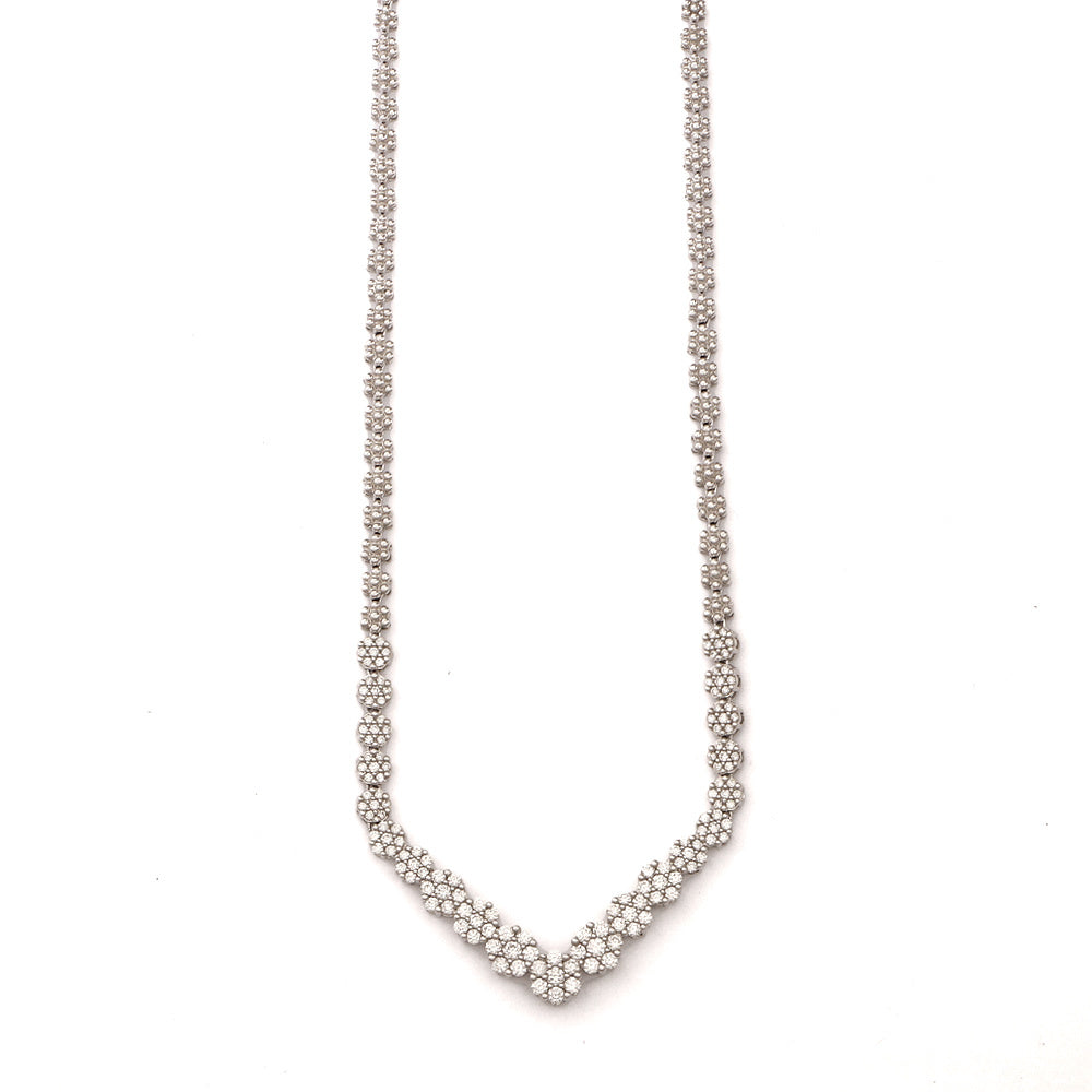 Gargantilla de diamantes con diseño en V