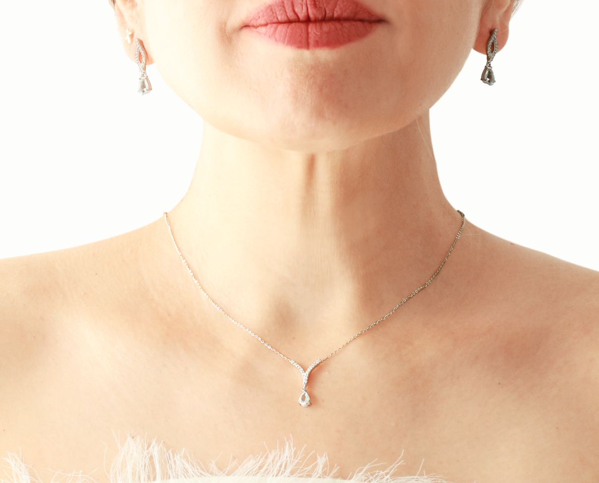 Juego de gargantilla y aretes con aguamarina y diamantes
