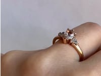 Anillo con morganita y diamantes laterales en oro rosa