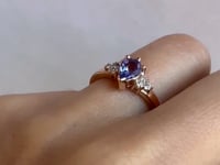 Anillo con tanzanita corte pera y diamantes laterales en oro rosa