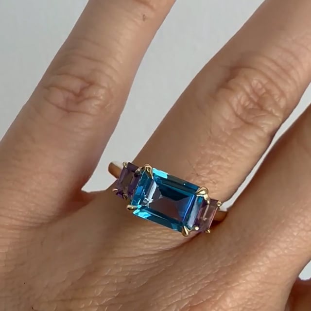 Anillo con topacio y amatistas laterales