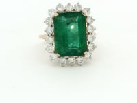 Anillo con esmeralda y halo de diamantes