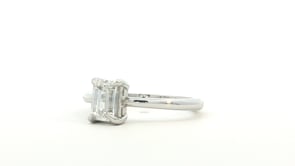 Anillo de compromiso solitario con diamante lab-grown 1 ct corte esmeralda