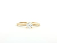 Anillo de compromiso solitario con diamante lab-grown en oro amarillo