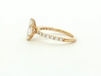 Anillo de compromiso con diamante corte marquise y diamantes laterales