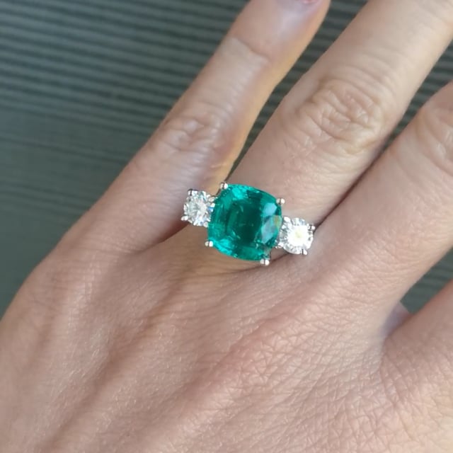 Espectacular Anillo de Oro Blanco 14k con Esmeralda Recristalizada corte cushion y Moissanita. Anillos Piedras Naturales. Gemas.