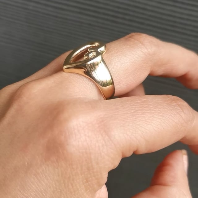 Anillo Oro Amarillo 14K con diseño de corazón que representa el amor de Mamá. Regalos día de las madres. 10 de mayo.
