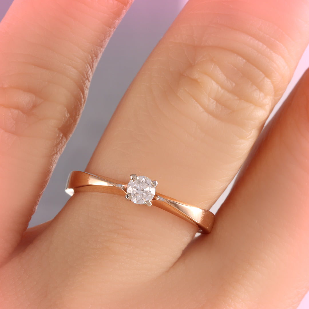 anillo de compromiso con diamante. anillo solitario con diamante. anillo de promesa con diamante.