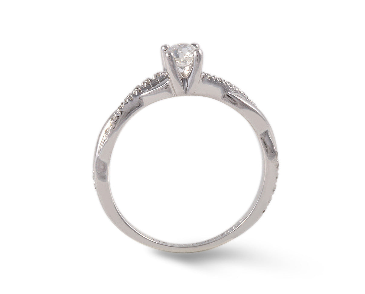 anillo de compromiso con diamantes laterales