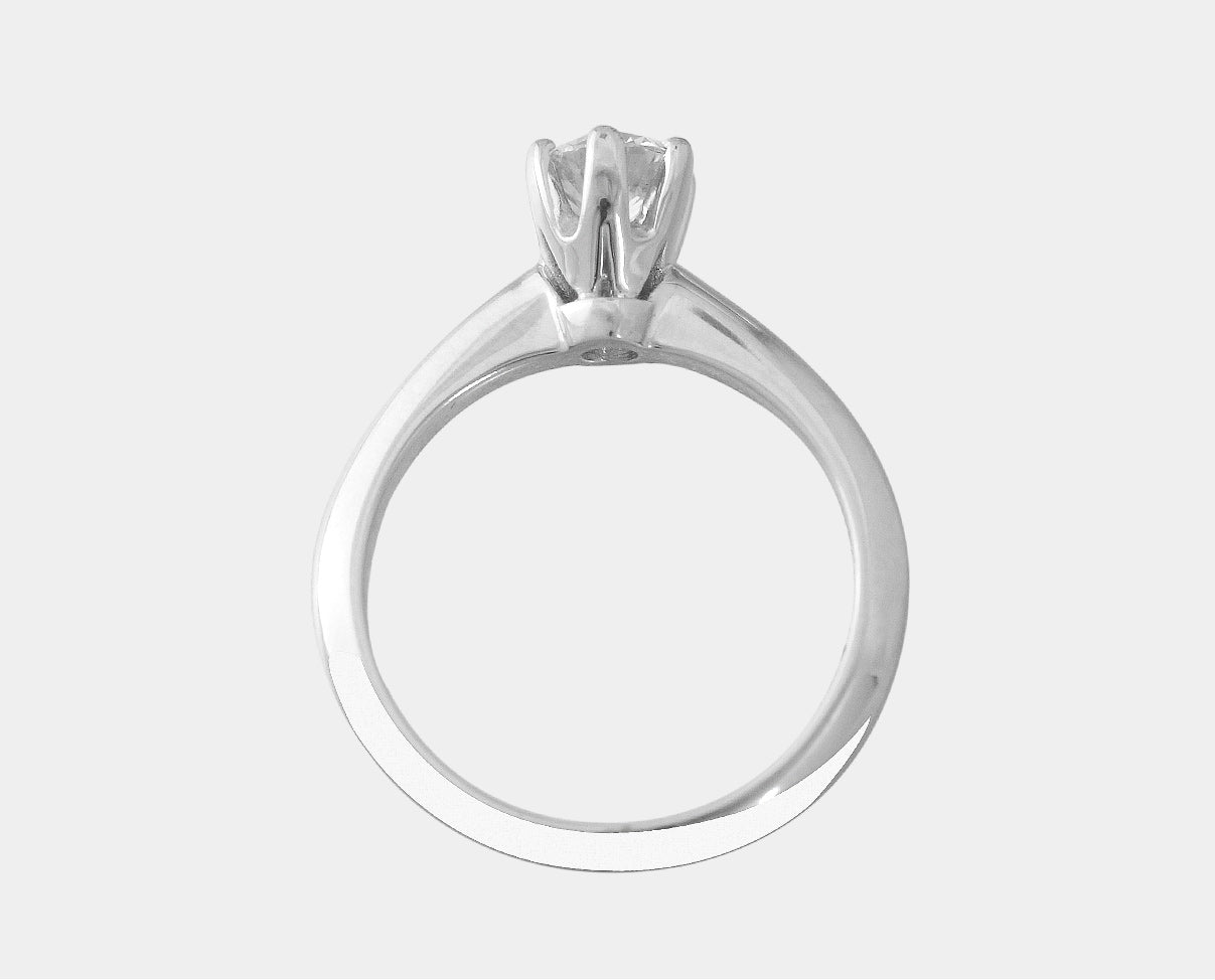 Anillo de Compromiso en oro blanco de 14 k con Diamante. Anillo solitario con diamante.