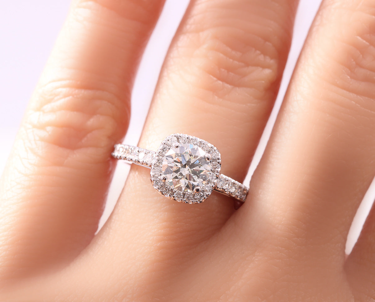 Anillo de compromiso solitario con diamante central 0.95 ct corte brillante