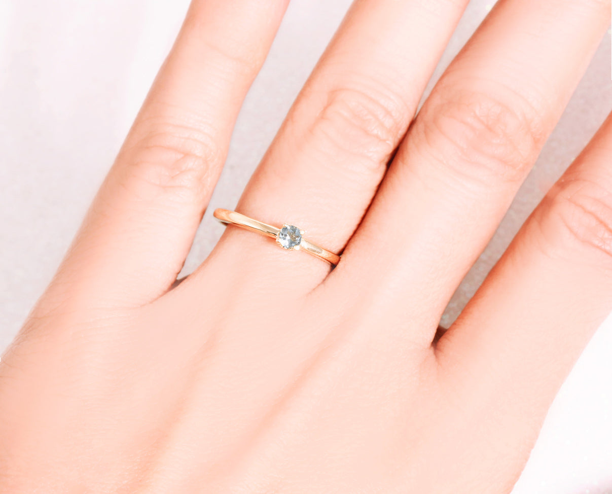 Anillo solitario con Aguamarina en Oro Amarillo 14k. Anillo con piedra natural. Piedras y gemas natales. Birthstone marzo.
