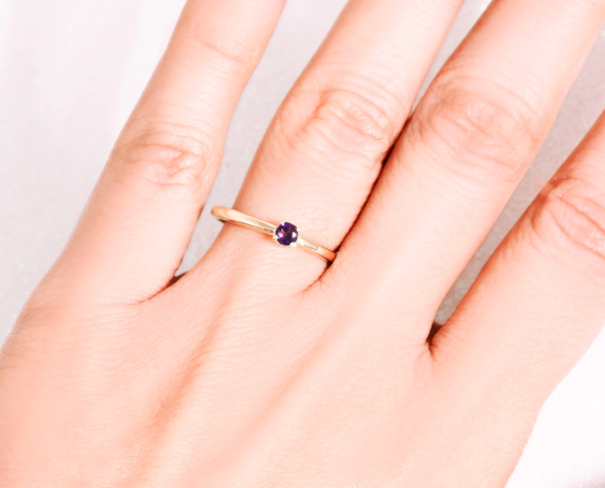 Anillo solitario con Amatista Oro Amarillo 14k. Anillo con piedra natural. Piedras y gemas natales. Birthstone febrero.
