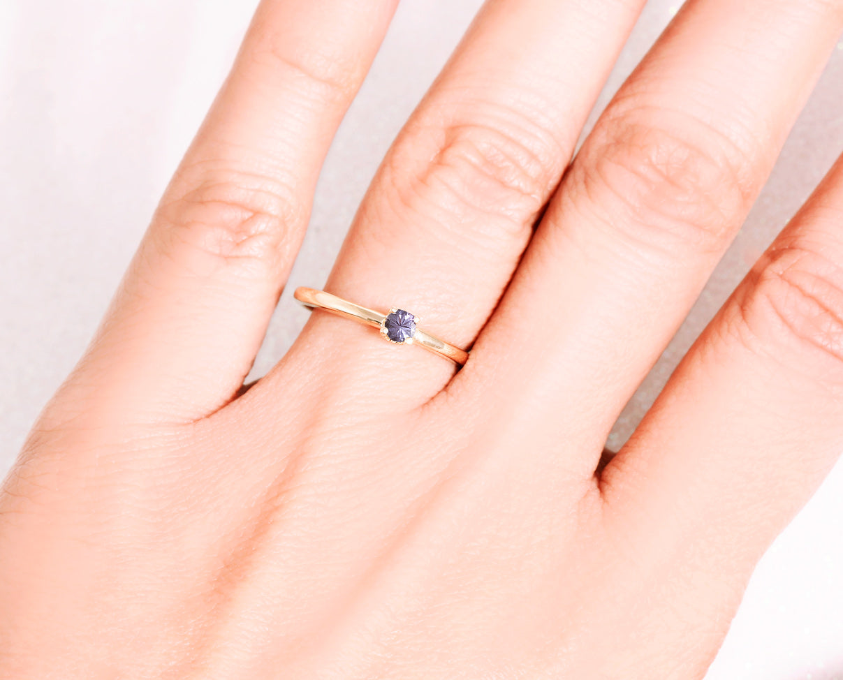 Anillo solitario con Tanzanita en Oro Amarillo 14k. Anillo con piedra natural. Piedras y gemas natales. Birthstone diciembre.