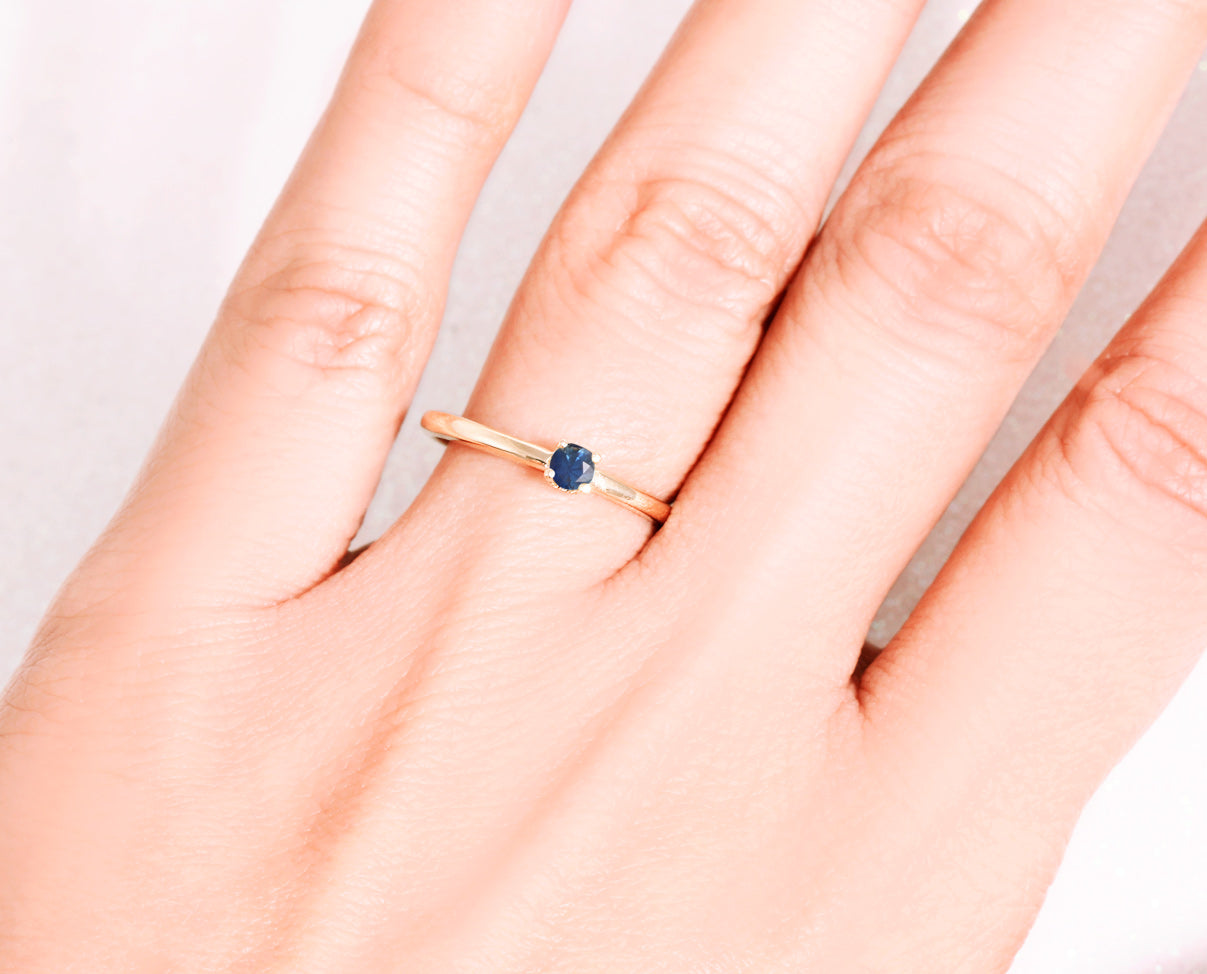 Anillo solitario con Zafiro en Oro 14k. Anillo con piedra natural. Piedras y gemas natales. Birthstone septiembre.