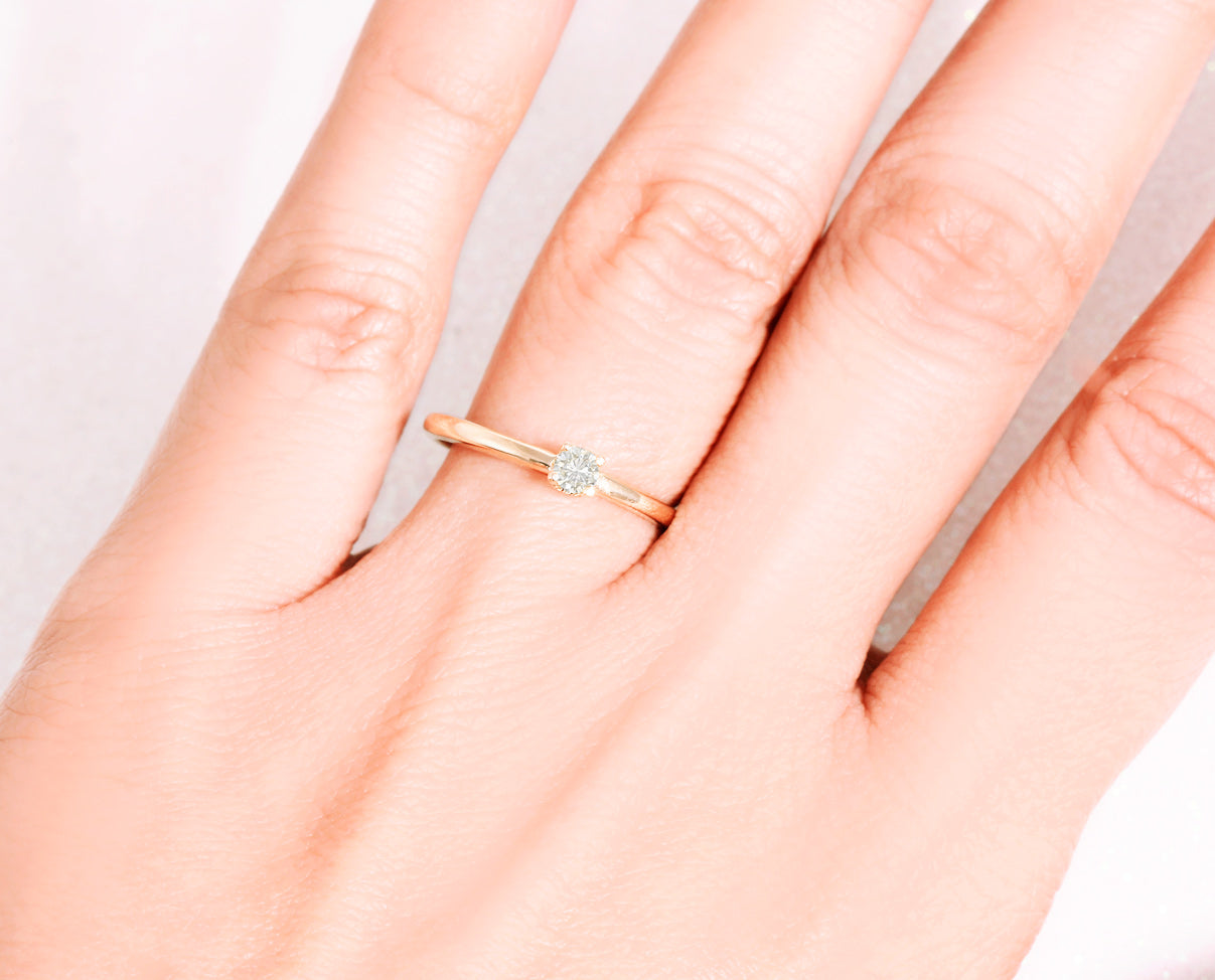 Anillo de compromiso con diamante en oro amarillo de 14k. Anillo solitario con diamante. Anillo de compromiso solitario con Diamante Oro Amarillo 14k. Piedras y gemas natales. Birthstone Abril.