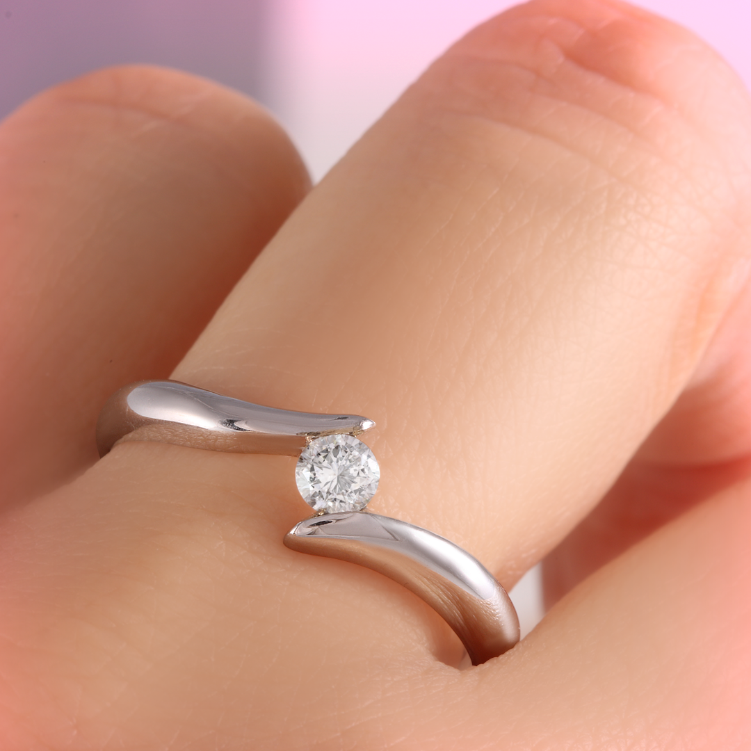 Anillo de compromiso oro blanco con diamante. anillo solitario oro blanco con diamante.