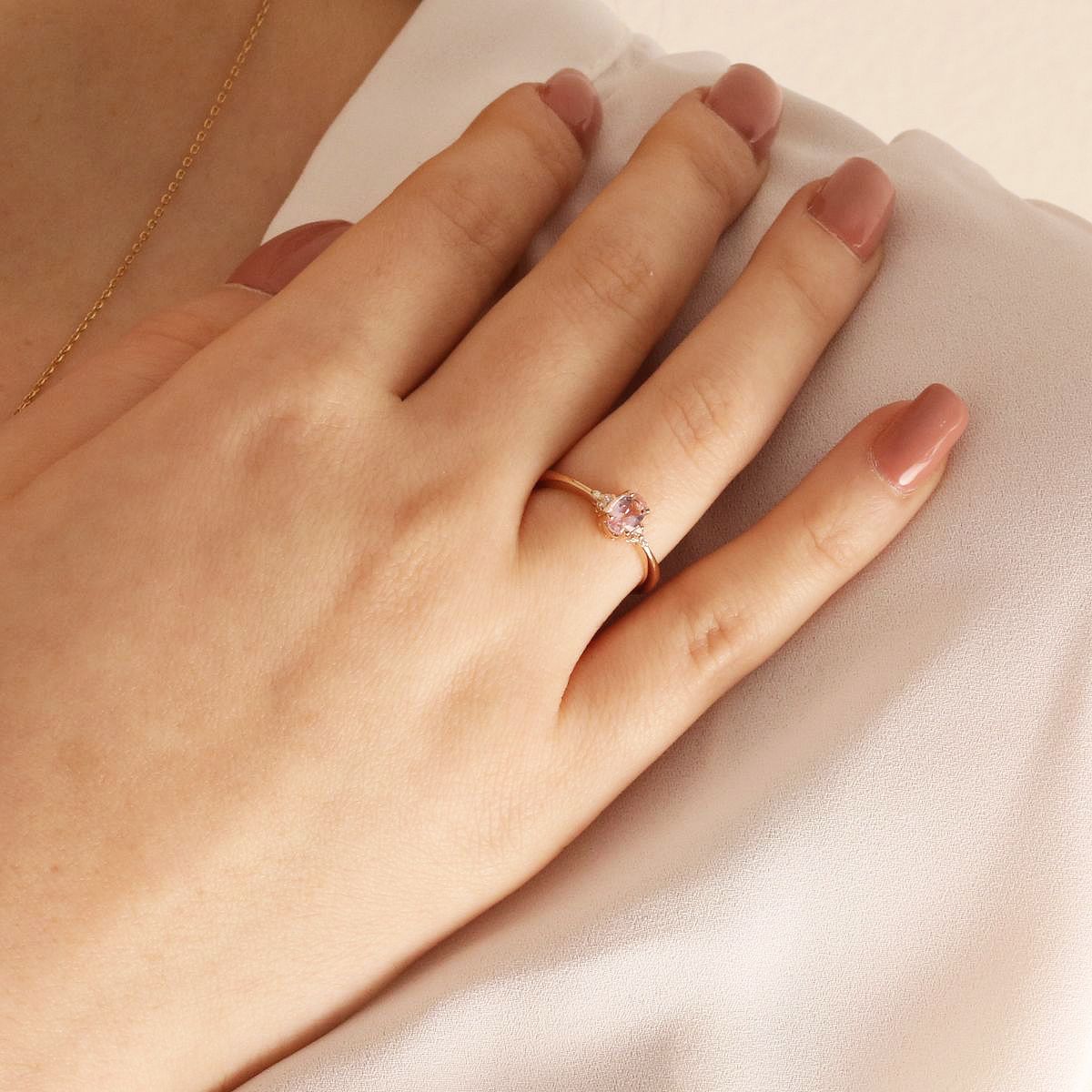 Radiante Anillo con Turmalina Rosa y Diamantes en Oro Rosa 14k. Anillo de compromiso con Turmalina. Oro Rosa. Piedras natales. Gemas.