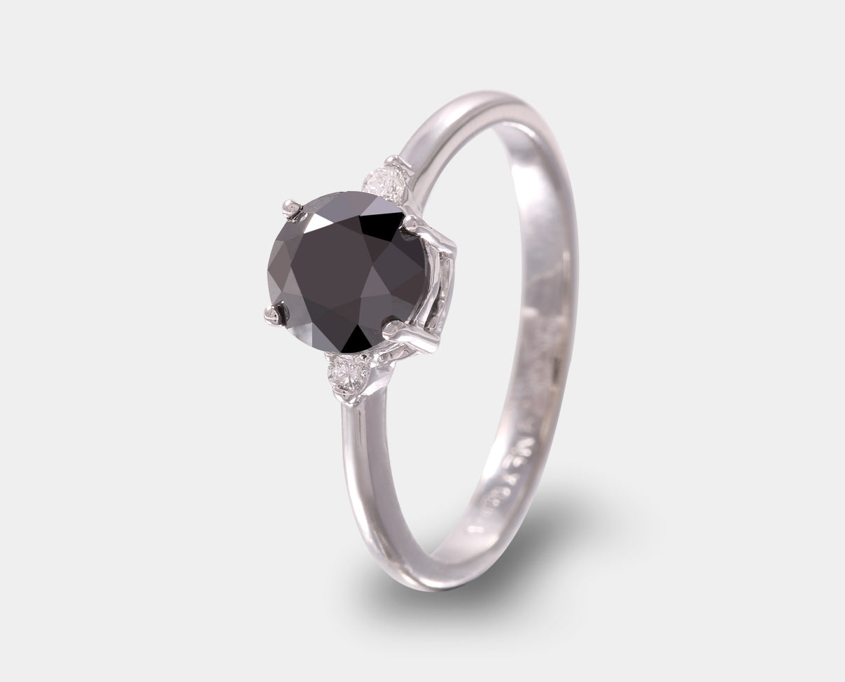 anillo de compromiso con diamante central negro y diamantes laterales. 