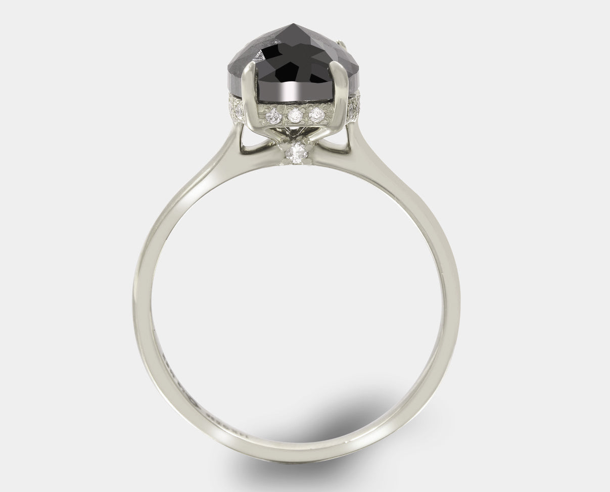 Anillo de compromiso con diamante negro corte chushion oro blanco 14k. anillo solitario con diamante negro corte cushion.