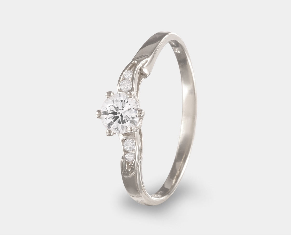 anillo con zirconia swarovski en oro blanco 14k. anillo con Zirconia swarovski central y laterales 14k.